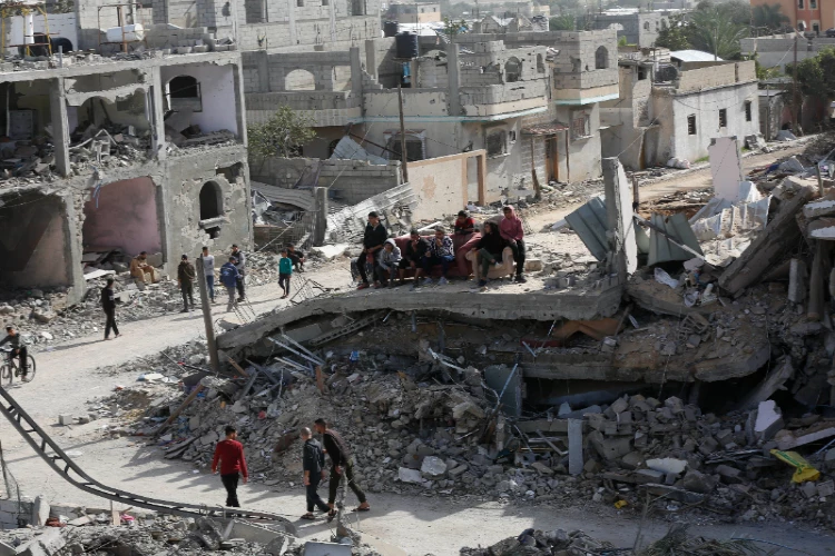 Ket. Foto : Dilaporkan Menemukan 7000 Warga Palestina yang Banyak Diyakini Orang Palestina yang Lain Terkubur di Bawah Reruntuhan Kini Semakin Sulit (Foto/X/@UNRWA)