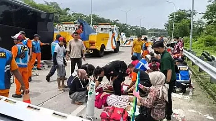 Bus Brimob kecelakaan di Tol Pandaan-Malang, dua orang tewas, lima luka-luka. Polisi masih selidiki penyebabnya.