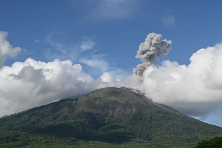 Ket. Foto: Gunung Ile Lewotolok Dikabarkan Mengalami Erupsi 19 Kali Hari Ini