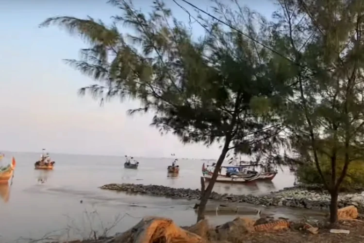 Ket Foto: Pantai Idola Banyutowo dengan Keindahan dan Hamparan Pasir Memukau