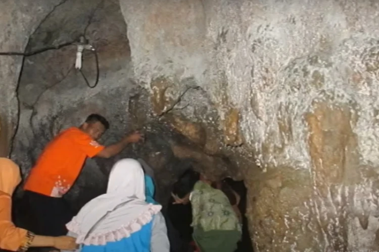 Ket Foto: Gua Seplawan dengan Keindahan Alam Memukau