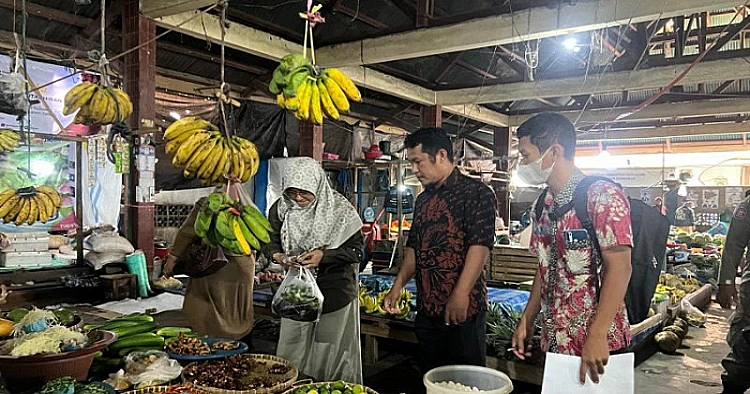 Ket. Foto: Pemerintah Kabupaten Tolitoli Melakukan Pengawasan dan Pengujian Bahan Pangan di Pasar Susumbolan