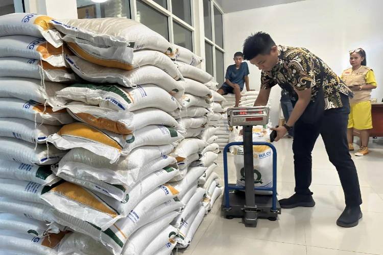 Ket. Foto: Bulog Sulawesi Tengah Menyatakan Mengganti Beras Bantuan Pangan yang Tidak Sesuai dengan yang Baru