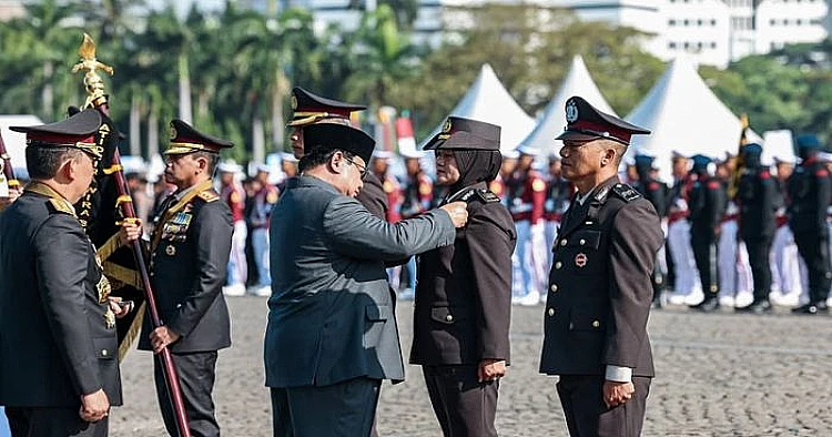 Ket. Foto potret Presiden RI Prabowo saat memberikan penghargaaan