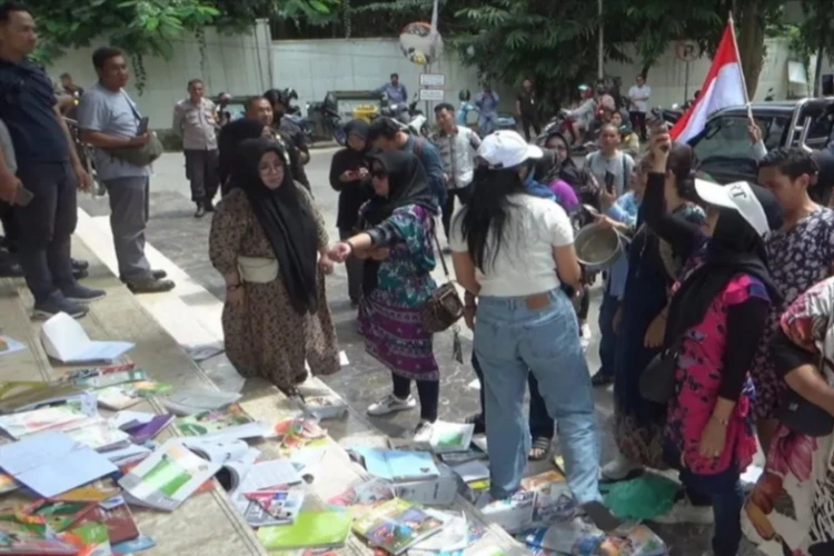 Puluhan emak-emak geruduk Balai Kota Samarinda, melayangkan aksi protes dugaan pungli.