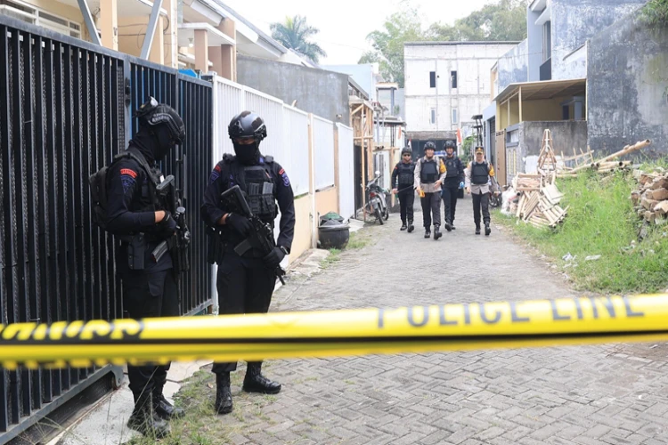 Polri menangkap 'calon pengantin' bom bunuh diri di Batu, Malang.