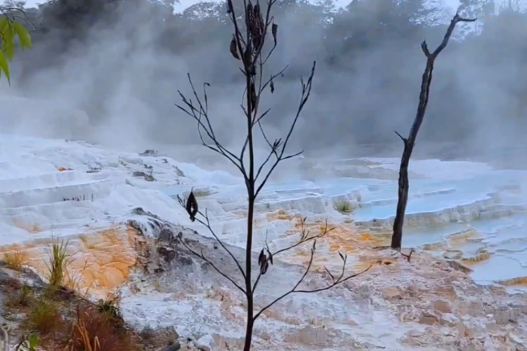 Ket Foto: Kawah Putih Dolok Tinggi Raja