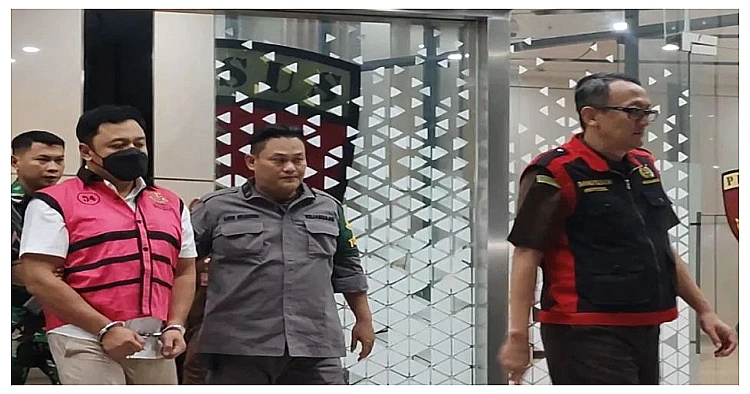 Aparat dan penyidik membawa Sunindyo Suryo Herdadi, mantan Direktur Teknik dan Lingkungan Ditjen Minerba Kementerian ESDM, menuju kendaraan tahanan.