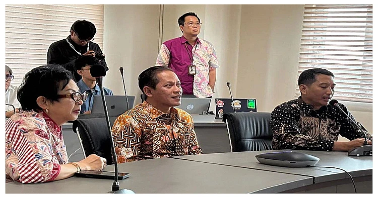 Menteri Lingkungan Hidup sekaligus Kepala BPLH, Hanif Faisol Nurofiq (tengah), berdiskusi secara daring bersama para pakar saat peresmian Waste Crisis Center (WCC) di Kantor KLH/BPLH, Jakarta.