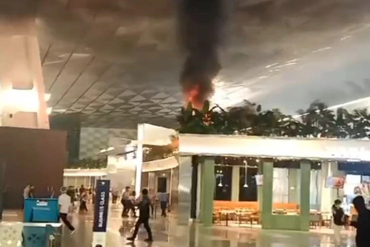 Ket. Foto: Kebakaran di Salah Satu Tenant Restoran di Terminal 3 Bandara Soekarno-Hatta Telah Berhasil Dipadamkan