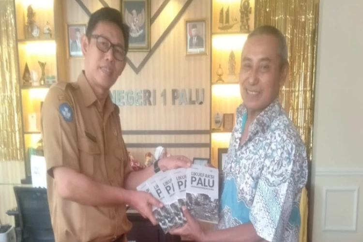 Ket. Foto: Tokoh Pers di Kota Palu Memberikan Donasi Berupa Buku Hasil Karyanya kepada Beberapa Sekolah