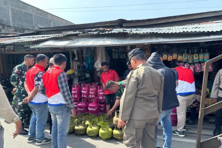 Ket. Foto: Sekitar 106 Tabung 3 Kg dari Pengecer Disita oleh Satgas Pengawasan Penyaluran Elpiji Bersubsidi