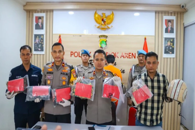 Polsek Pondok Aren menggelar pengungkapan kasus penemuan bayi di tanah kosong usai tangkap 2 tersangka.
