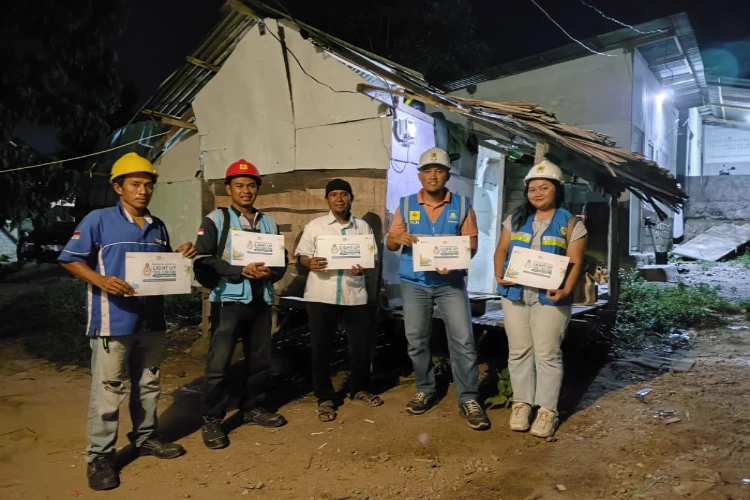 Ket. Foto: 57 Warga Golongan Pra Sejahtera di Palu Memperoleh Bantuan Meteran Listrik Gratis dari PLN