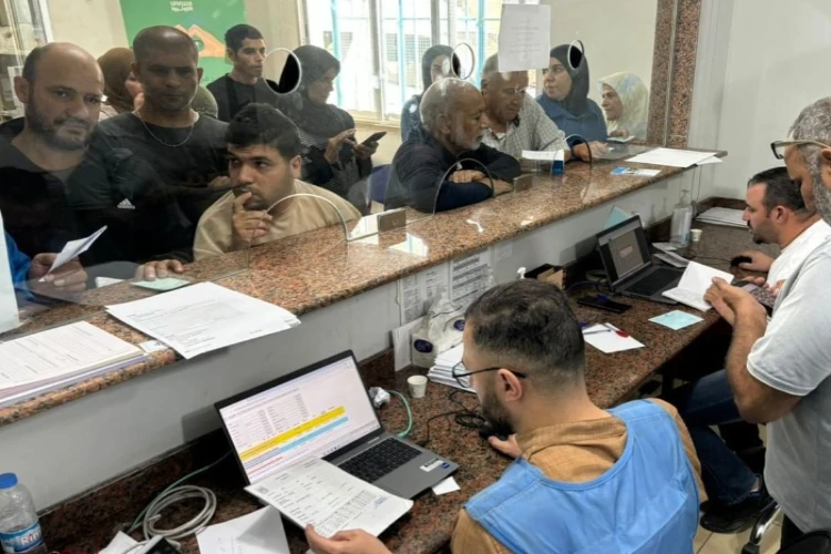 Ket. Foto: Pasukan Penjajah Israel Menembakkan Gas Air Mata ke Arah Siswa Palestina di Tepi Barat