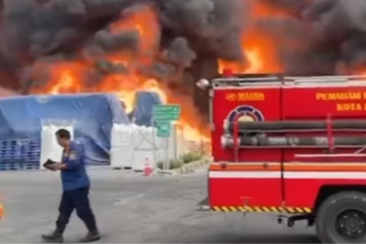 Tangkap layar video kebakaran yang menghanguskan pabrik minyak di Bekasi hari Jumat 1 November 2024