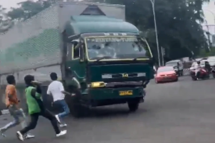 Tangkap layar video momen pengendara truk kontainer yang ugal-ugalan di Cipondoh Tangerang diamuk massa
