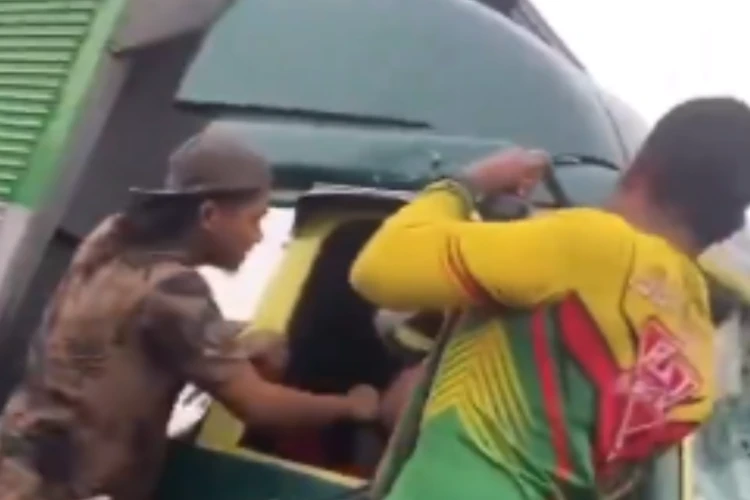 Tangkap layar video ketika sopir truk kontainer yang ugal-ugalan di Tangerang diamuk massa