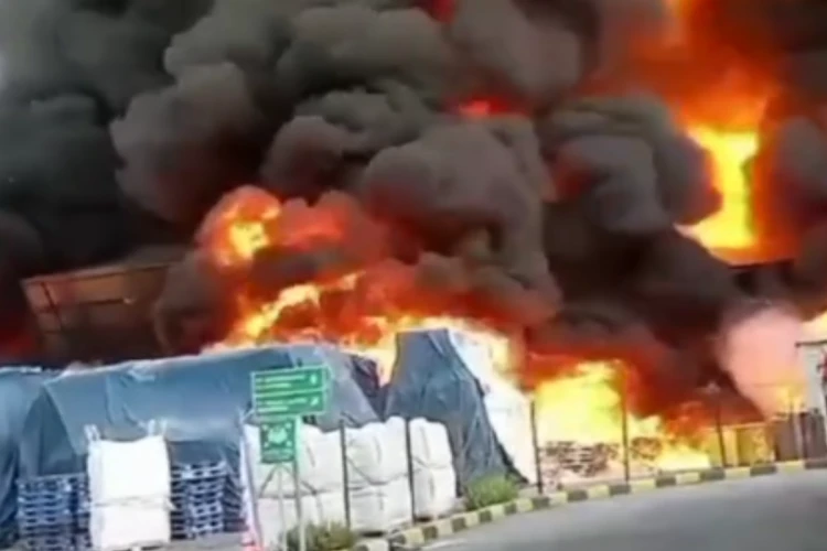 Tangkap layar video kebakaran hebat di pabrik yang berada di kawasan Bekasi Utara hari Jumat 1 November 2024