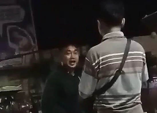 Tangkap layar aksi pemalakan yang dilakukan seorang pria kepada pedagang di alun-alun Karawang