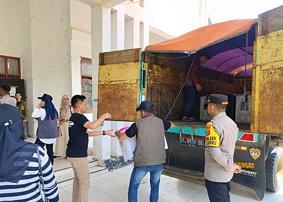 Ket. Foto: Polres Konawe Memperketat Pengawalan Kotak Suara dari PPK Menuju ke Gudang Logistik KPU Konawe
