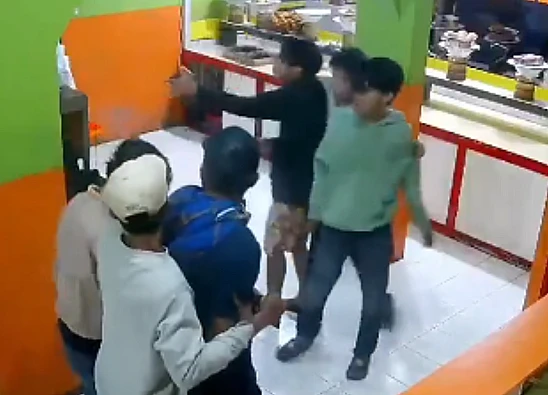 Tangkap layar video yang memperlihatkan aksi sekelompok pria melakukan pengeroyokan di rumah makan Padang di Sleman