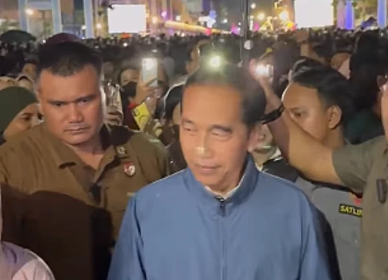 Tangkap layar video yang menampilkan momen Jokowi bersama masyarakat merayakan tahun baru 2025