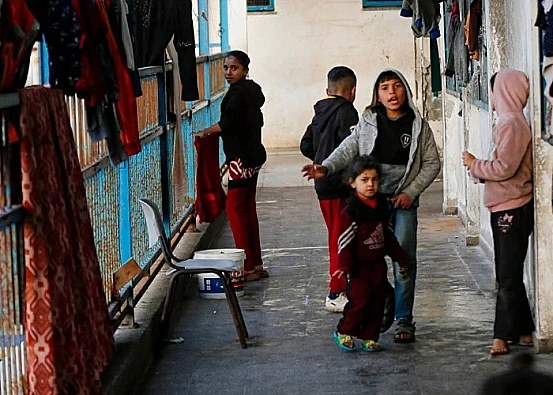 Ket. Foto: Pembawa Acara TV Menggunakan Klip Video yang Diambil Tentara Penjajah Israel ketika Penggerebekan untuk Mempromosikan Acaranya