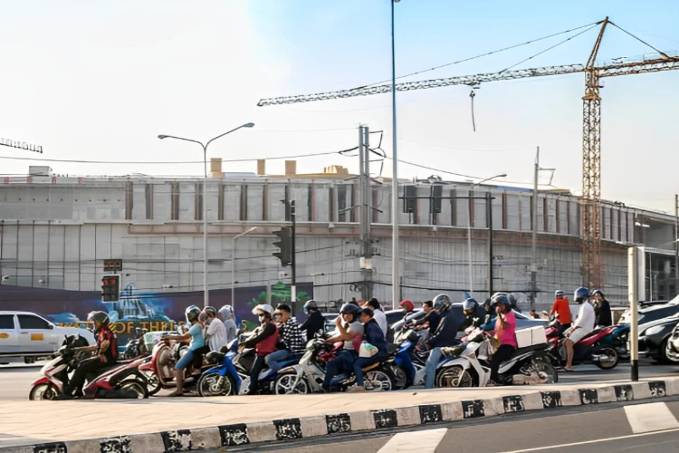 Ket. Foto: Pemudik Roda Dua yang Berasal dari Arah Jakarta dan Sekitarnya Mulai Terlihat Melintasi Kabupaten Karawang