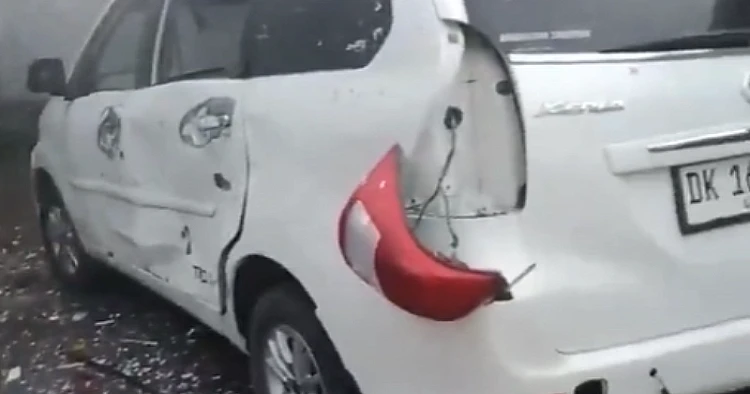 Tangkap layar video yang menampilkan mobil yang mengalami kerusakan karena balon udara berisi petasan meledak