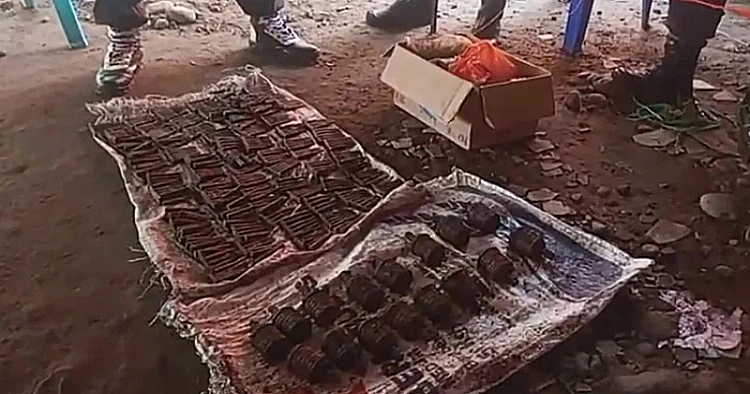 Potret belasan granat aktif yang dimukan di Kawasan hunian sementara pengungsi erupsi gunung lewotobi laki-laki