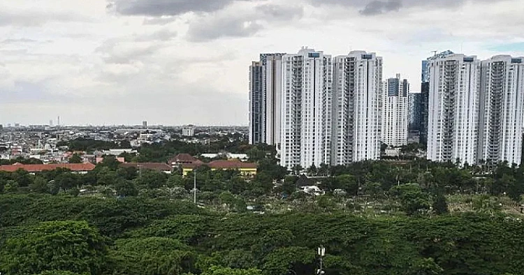 Potret salah satu kawasan di Jakarta yang terdapat area hijau dan gedung-gedung tinggi