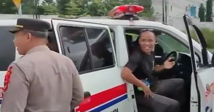 Tangkap layar video yang menampilkan momen Polisi di Sukabumi menghentikan mobil ambulans yang diduga untuk piknik