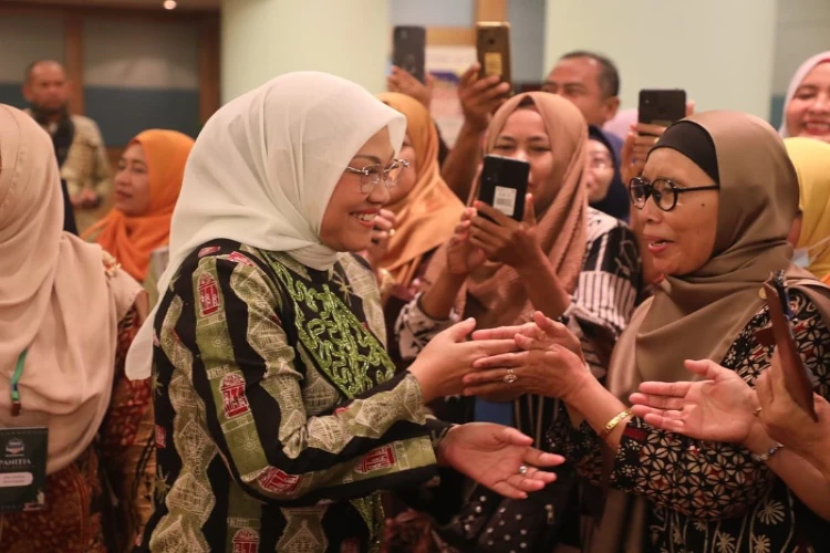 Ket. Foto: Menaker Menyatakan Pemerintah Terus Mendorong Kolaborasi dengan Dunia Usaha dan Serikat Pekerja