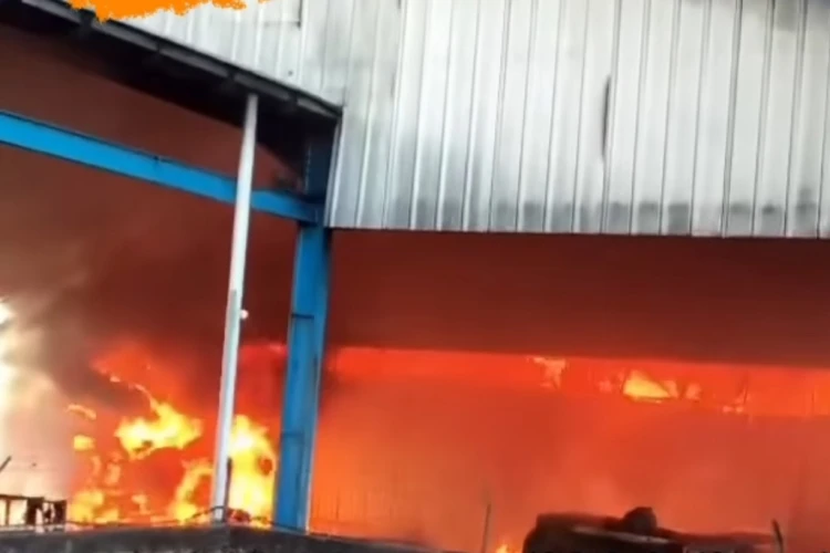 Kebakaran terjadi, api melahap habis sebuah gudang yang ada di Desa Sampali Kabupaten Deli Serdang.