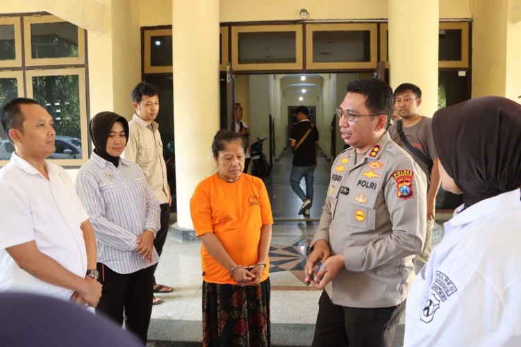Seorang nenek berusia 55 tahun yang dicurigai sebagai pengedar sabu-sabu ditangkap beserta barang buktinya.