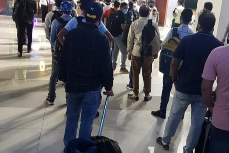 Petugas amankkan 21 WNA di kawasan PIK2 Kabupaten Tangerang yang kerap bikin onar dan meresahkan penghuni lain.