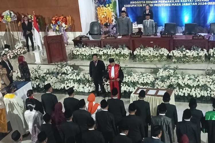 Ket Foto: Pelantikan 40 orang anggota DPRD terpilih Parigi moutong di Kantor DPRD