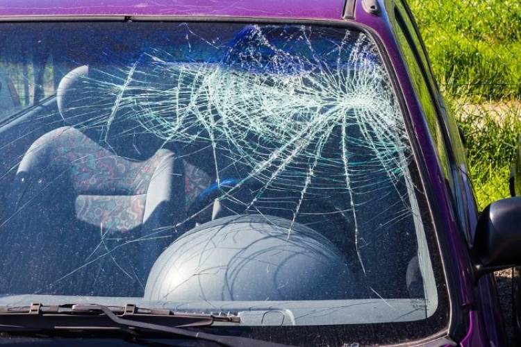 Modus pecah kaca mobil kembali terjadi di Depok, korban kehilangan tas berisi barang-barang berharga.