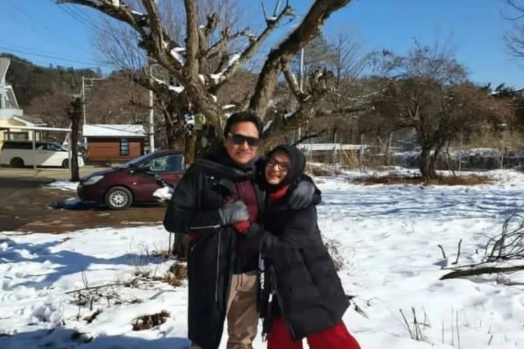 Foto Marissa Haque dan Ikang Fawzi di atas tanah bersalju sebelum maut saling memisahkan keduanya