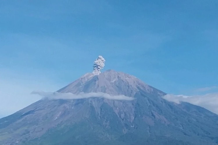Ket. Foto: Gunung Semeru Erupsi pada Hari Rabu Pagi