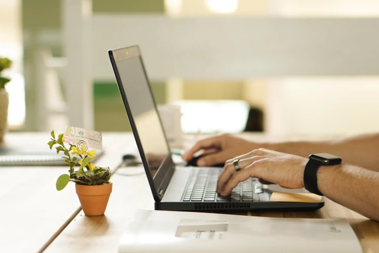 Ilustrasi oknum pegawai Komdigi RI ketika bekerja melindungi ribuan situs judi online agar tetap beroperasi