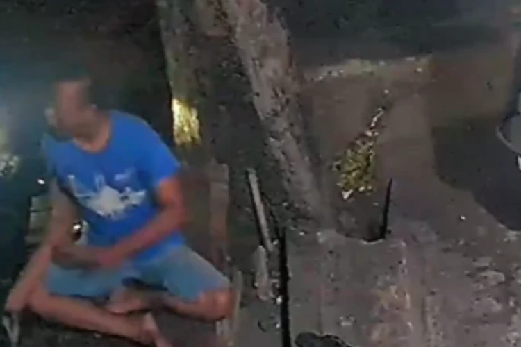 Tangkap layar video momen ketika seorang oknum TNI yang sedang duduk tiba-tiba dikeroyok oleh ormas