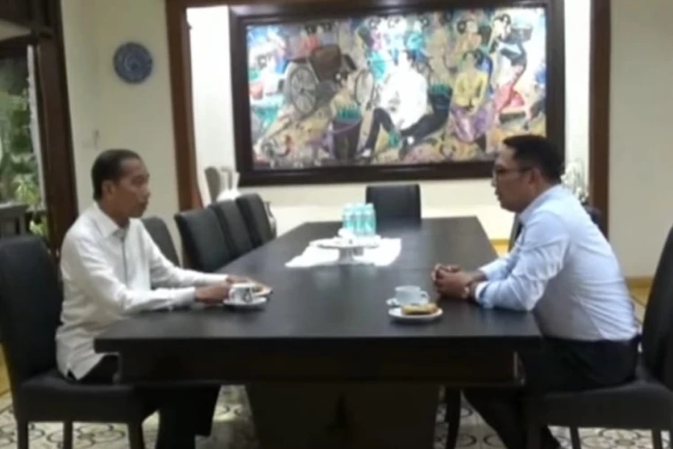 Pertemuan Ridwan Kamil dan Jokowi di Solo menimbulkan tanda tanya besar. Ini yang dibahas keduanya.