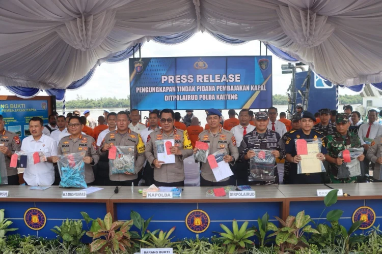 Ditpolairud Polda Kalteng berhasil tangkap 14 pelaku pembajakan kapal di perbatasan Kalteng-Kalsel dalam operasi intensif.
