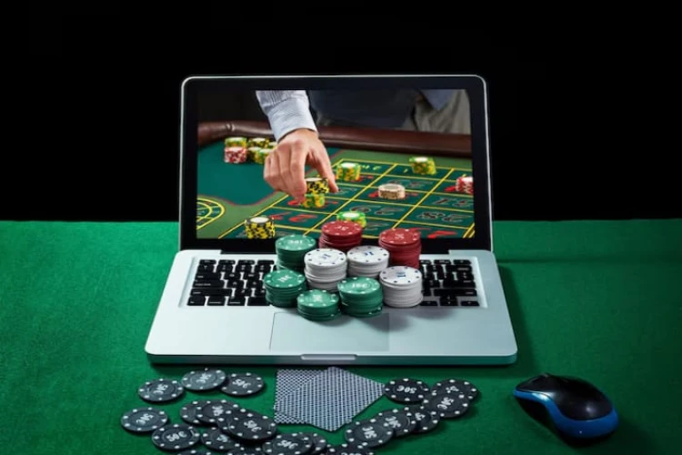 Kasus judi online melibatkan pegawai Komdigi terungkap, merugikan negara hingga Rp8,5 miliar per bulan dengan praktik ilegal.