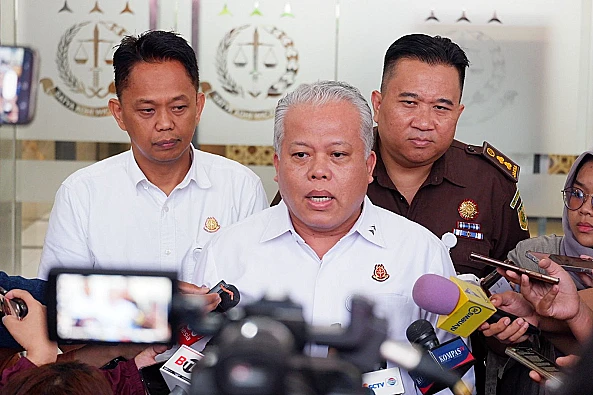 Kejagung periksa pegawai PT Antam, SEP, terkait dugaan suap tiga hakim PN Surabaya.