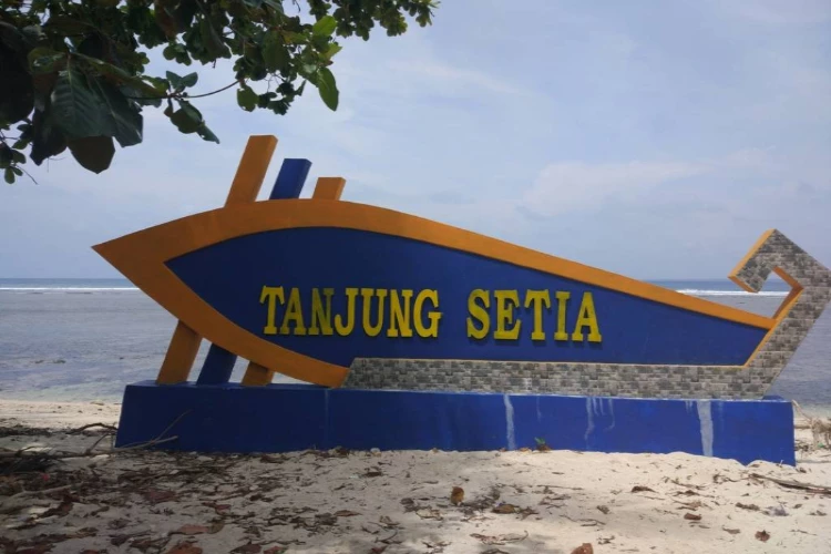 Ket Foto: Foto dari objek wisata Pantai Tanjung Setia, Lampung, Pesisir Barat (Foto/Web/pesisirbaratkab.go.id)