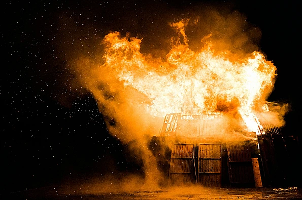 Ilustrasi. Rumah janda di Sukabumi terbakar karena konflik asmara. Polisi buru pelaku, warga berhasil padamkan api cepat.