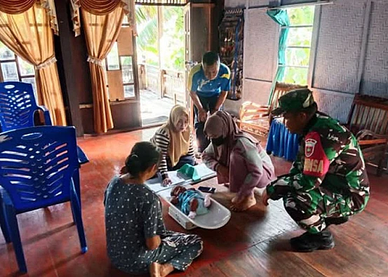 Ket. Foto: Kodim Majene Melaksanakan Aksi Penimbangan Balita dari Rumah ke Rumah untuk Mencegah Stunting